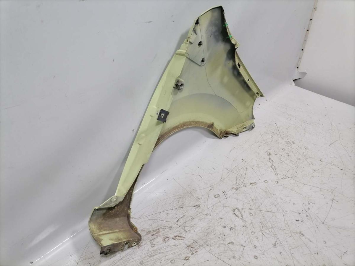 Renault Twingo 2 original Kotfl&uuml;gel vorn links OVF91 Gr&uuml;n BJ09